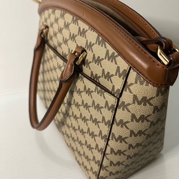 Michael Kors medium size hand bag - Picture 8 of 14